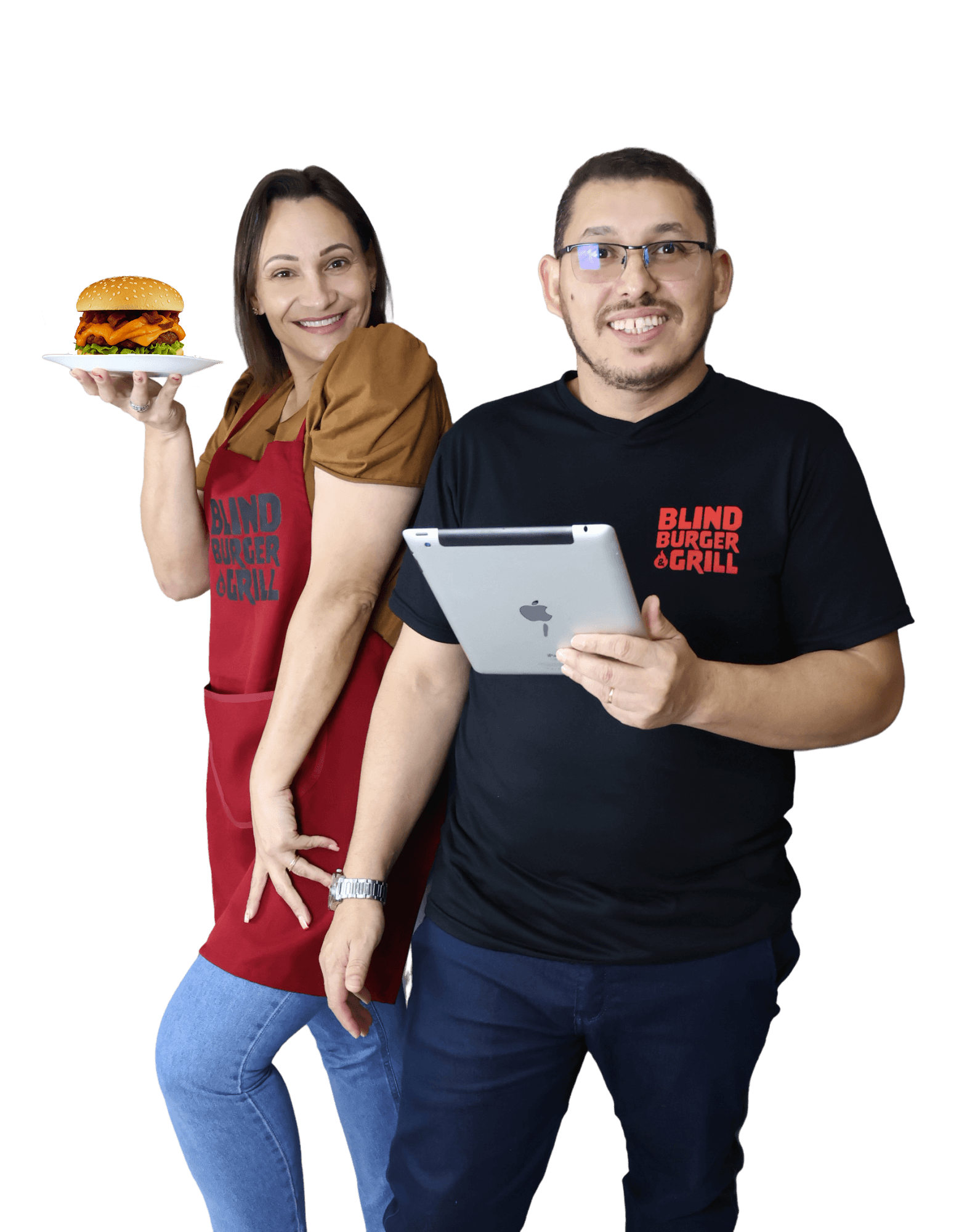 casal segurando prato